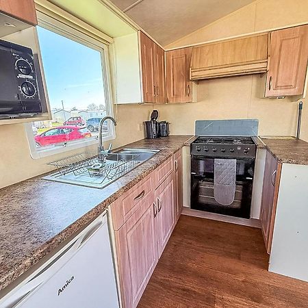 Superb Caravan At Seawick Holiday Park, Sleeps 8 Ref 27202Sw แคลกตัน-ออน-ซี ภายนอก รูปภาพ
