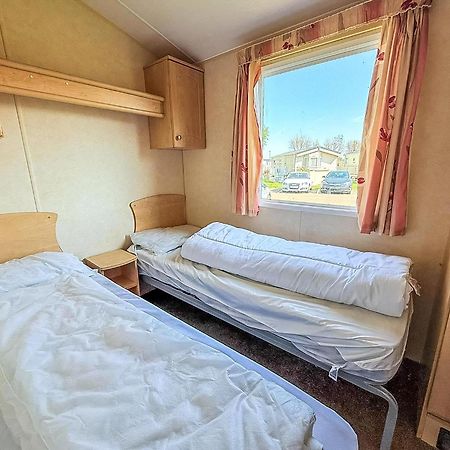 Superb Caravan At Seawick Holiday Park, Sleeps 8 Ref 27202Sw แคลกตัน-ออน-ซี ภายนอก รูปภาพ