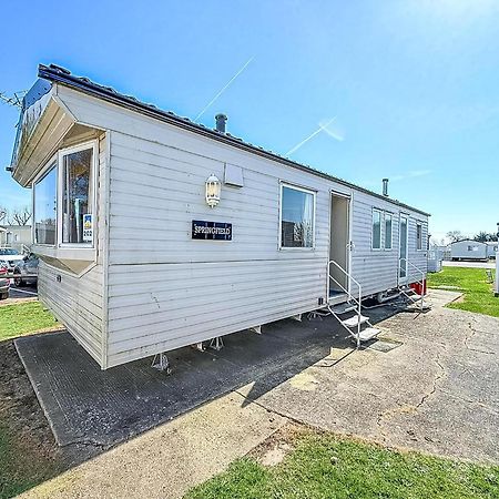 Superb Caravan At Seawick Holiday Park, Sleeps 8 Ref 27202Sw แคลกตัน-ออน-ซี ภายนอก รูปภาพ