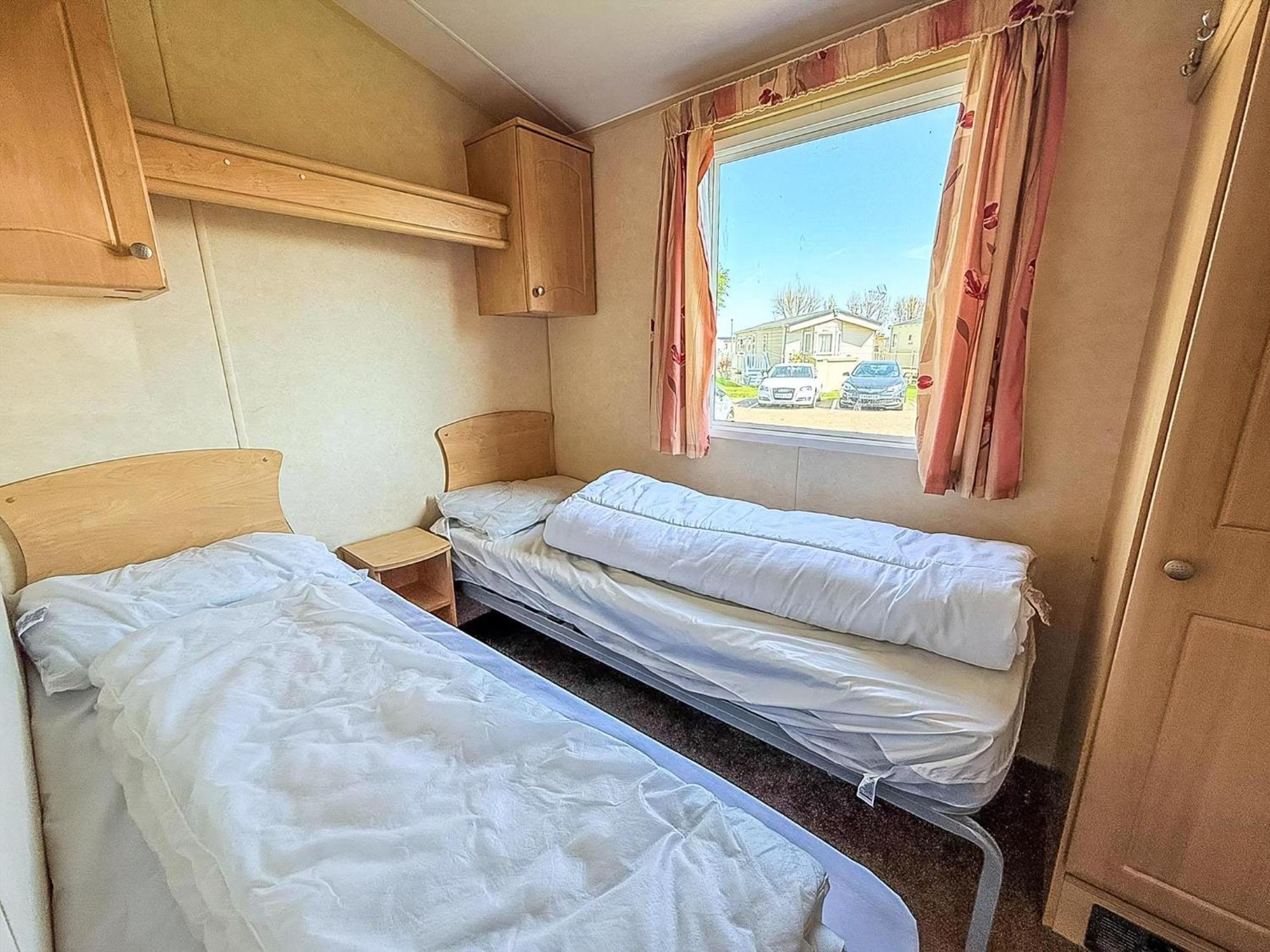 Superb Caravan At Seawick Holiday Park, Sleeps 8 Ref 27202Sw แคลกตัน-ออน-ซี ภายนอก รูปภาพ