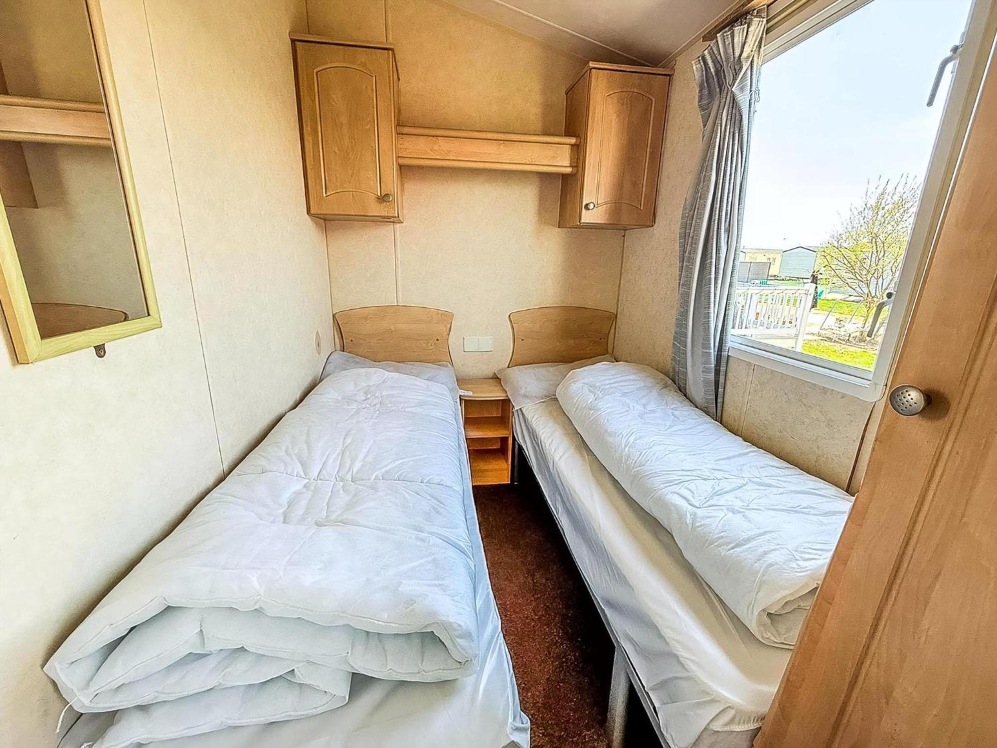 Superb Caravan At Seawick Holiday Park, Sleeps 8 Ref 27202Sw แคลกตัน-ออน-ซี ภายนอก รูปภาพ