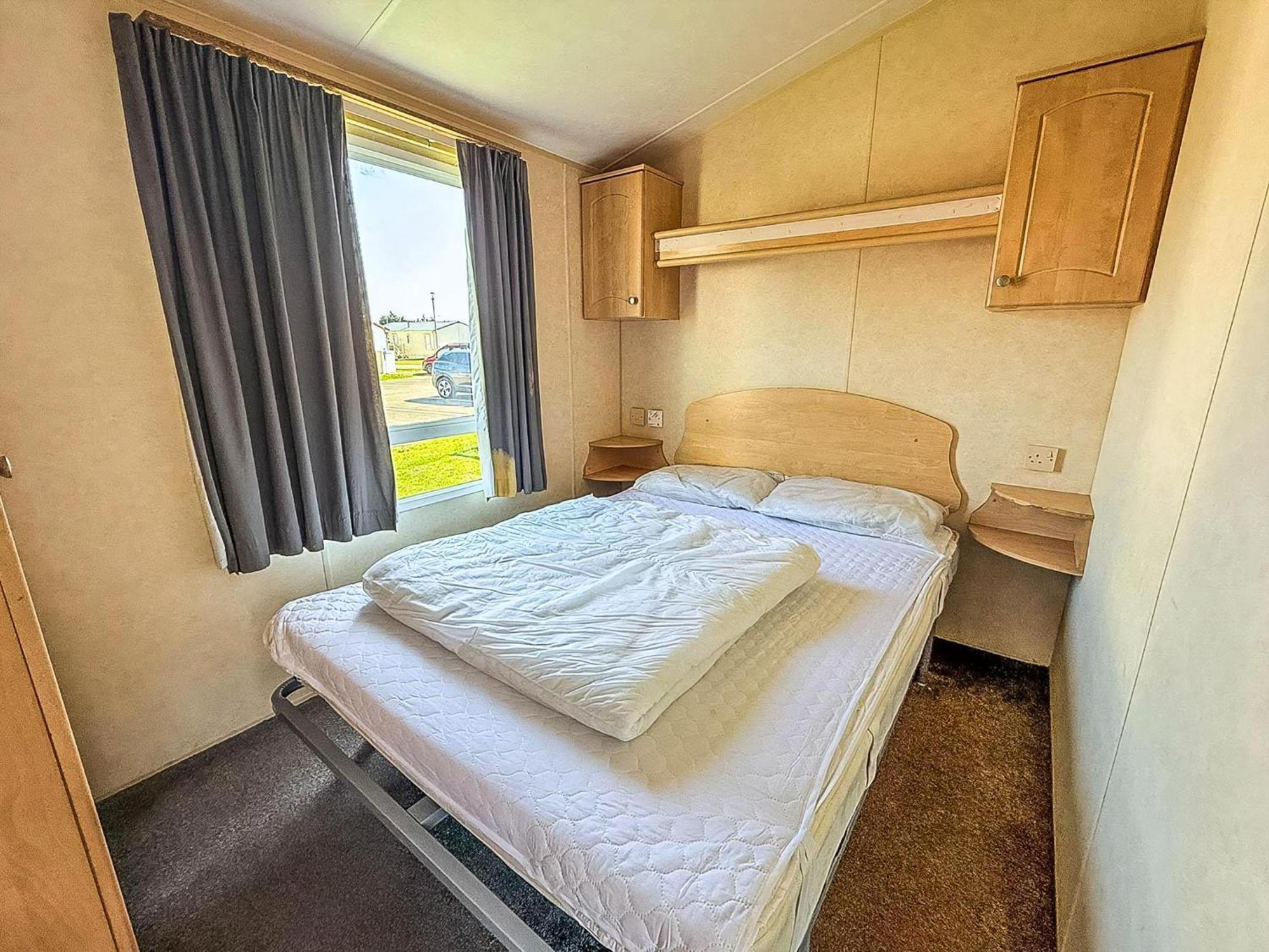 Superb Caravan At Seawick Holiday Park, Sleeps 8 Ref 27202Sw แคลกตัน-ออน-ซี ภายนอก รูปภาพ