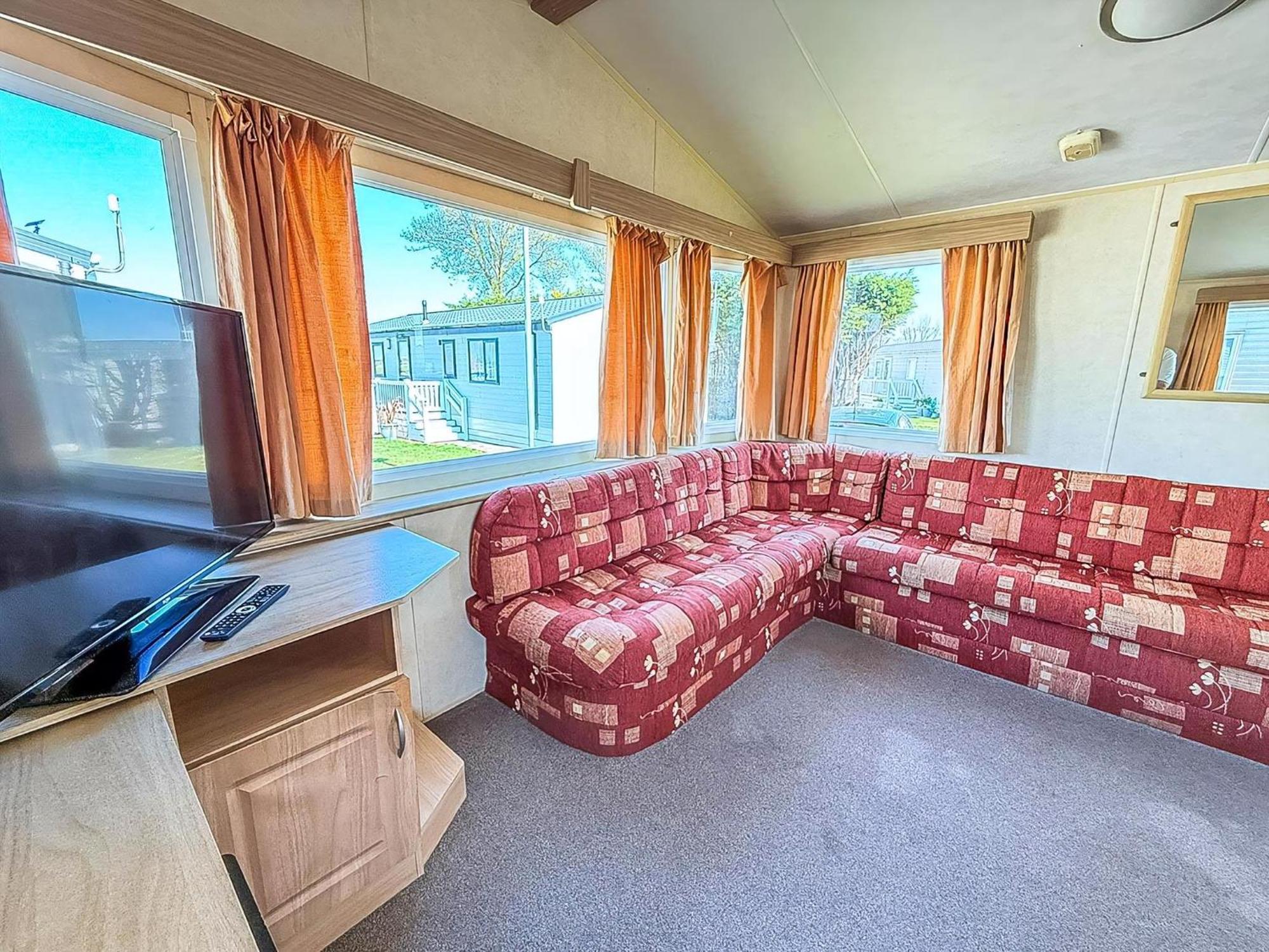 Superb Caravan At Seawick Holiday Park, Sleeps 8 Ref 27202Sw แคลกตัน-ออน-ซี ภายนอก รูปภาพ